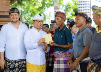 Bupati dan wakil Bupati Badung I Wayan Adi Arnawa dan Bagus Alit Sucipta saat menyerahkan bantuan sosial Hari Raya Keagamaan. -IST
