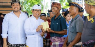Bupati dan wakil Bupati Badung I Wayan Adi Arnawa dan Bagus Alit Sucipta saat menyerahkan bantuan sosial Hari Raya Keagamaan. -IST