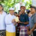 Bupati dan wakil Bupati Badung I Wayan Adi Arnawa dan Bagus Alit Sucipta saat menyerahkan bantuan sosial Hari Raya Keagamaan. -IST