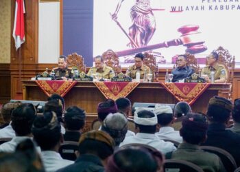 Bupati Badung I Wayan Adi Arnawa (tengah) saat pimpin Rapat Koordinasi Penegakan Hukum dengan Kepala Kejaksaan Negeri (Kajari) Badung. -IST