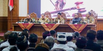 Bupati Badung I Wayan Adi Arnawa (tengah) saat pimpin Rapat Koordinasi Penegakan Hukum dengan Kepala Kejaksaan Negeri (Kajari) Badung. -IST