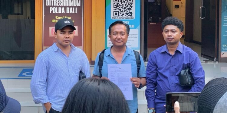 Piet Arja Saputra didampingi kuasa hukum Rey Bagus Hidayat, SH dan tim. -Balitopik.com