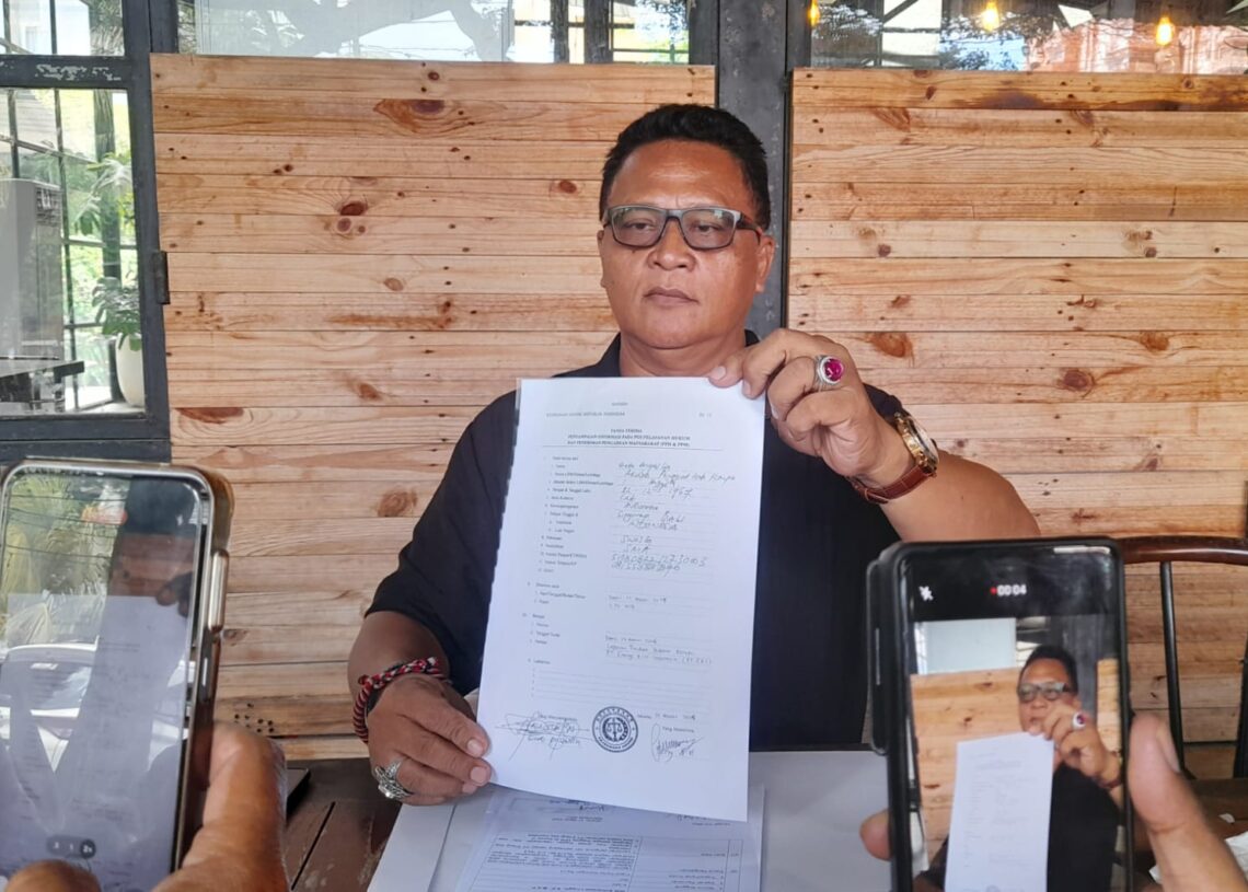 Gede Angastia saat menunjuk berkas laporannya terhadap Demer. -Balitopik.com
