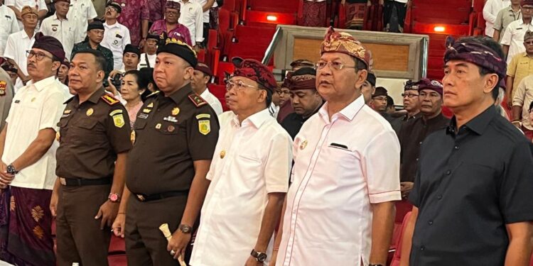 Gubernur Bali Wayan Koster (ketiga dari kiri). -IST