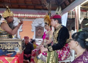 Suasana upacara pawiwahan Putri Saraswati dan Eka Aditiya. -Balitopik.com