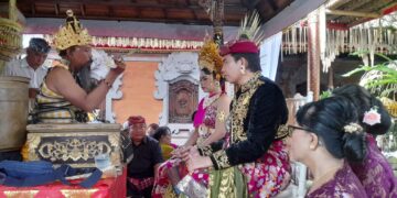 Suasana upacara pawiwahan Putri Saraswati dan Eka Aditiya. -Balitopik.com