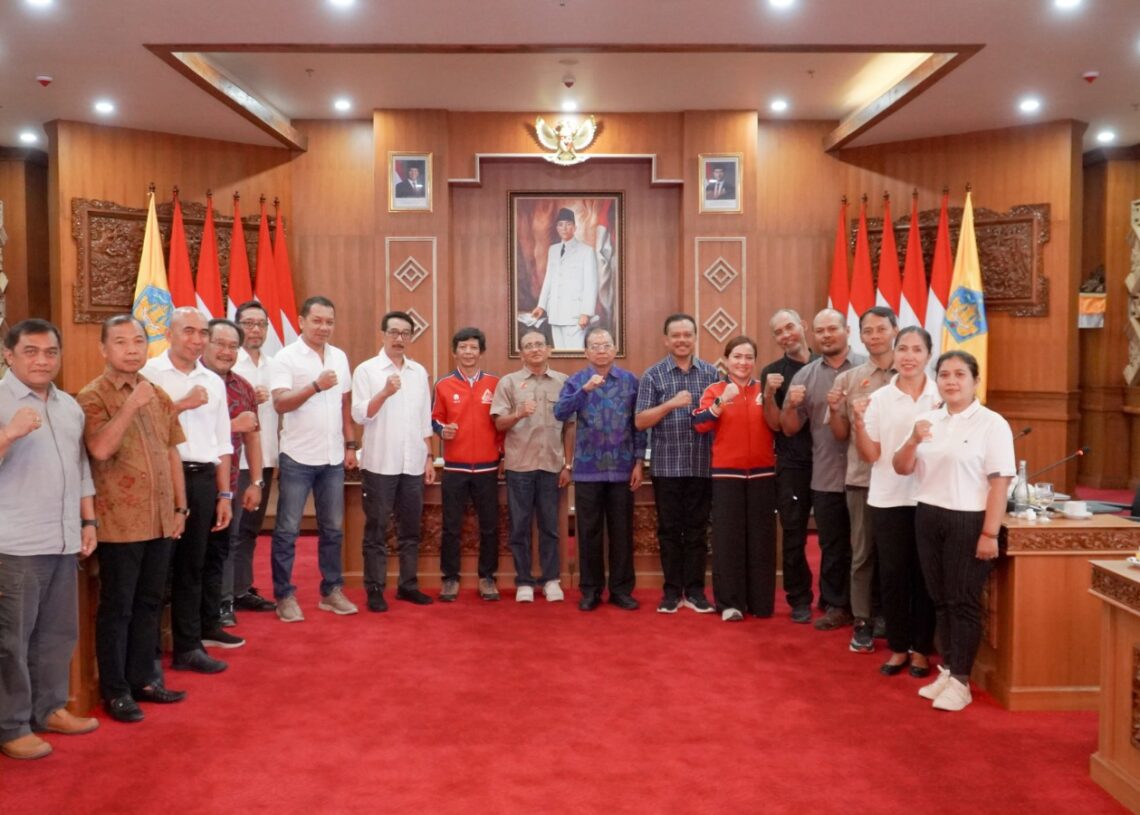 Pose Gubernur Bali Wayan Koster (sembilan dari kanan) dan pihak-pihak terkait usai Rapat Koordinasi Teknis IFSC Climbing World Cup Bali 2025 di di Kertha Sabha, Jayasabha, Denpasar. -IST