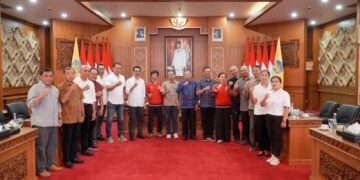 Pose Gubernur Bali Wayan Koster (sembilan dari kanan) dan pihak-pihak terkait usai Rapat Koordinasi Teknis IFSC Climbing World Cup Bali 2025 di di Kertha Sabha, Jayasabha, Denpasar. -IST