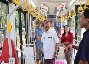 Gubernur Bali Wayan Koster saat mengecek display bus listrik yang mengantar perwakilan pemerintah Korea Selatan berkunjung ke Bali. -IST