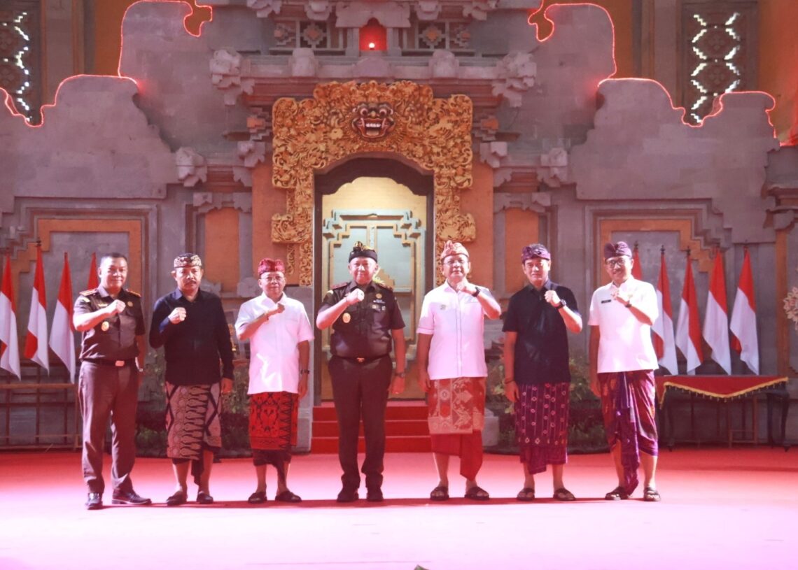 Gubernur Bali Wayan Koster dan Kepala Kejati Bali Ketut Sumedana (ketiga dan keempat dari kiri) saat meresmikan Bale Kertha Adhyaksa Jaga Desa dan Umah Restorative Justice di Buleleng. -IST