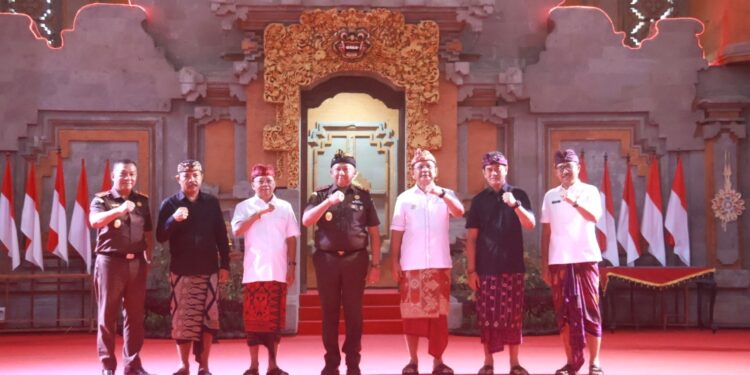 Gubernur Bali Wayan Koster dan Kepala Kejati Bali Ketut Sumedana (ketiga dan keempat dari kiri) saat meresmikan Bale Kertha Adhyaksa Jaga Desa dan Umah Restorative Justice di Buleleng. -IST