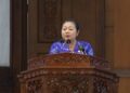 I Gusti Ayu Mas Sumatri saat membacakan pandangan Fraksi Demokrat-Nasdem DPRD Provinsi Bali. -Balitopik.com
