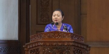 I Gusti Ayu Mas Sumatri saat membacakan pandangan Fraksi Demokrat-Nasdem DPRD Provinsi Bali. -Balitopik.com