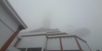 Turyapada Tower KBS 6.0 Kerthi Bali saat diselimuti hujan dan awan tebal. -Balitopik.com