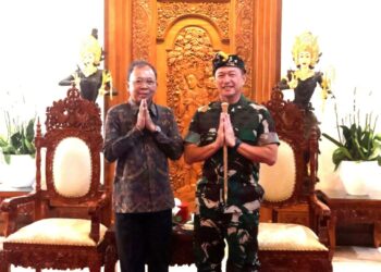 Gubernur Bali Wayan Koster (kiri) dan Pangdam IX/Udayana Mayjen TNI Piek Budyakto. -Balitopik.com