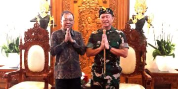 Gubernur Bali Wayan Koster (kiri) dan Pangdam IX/Udayana Mayjen TNI Piek Budyakto. -Balitopik.com
