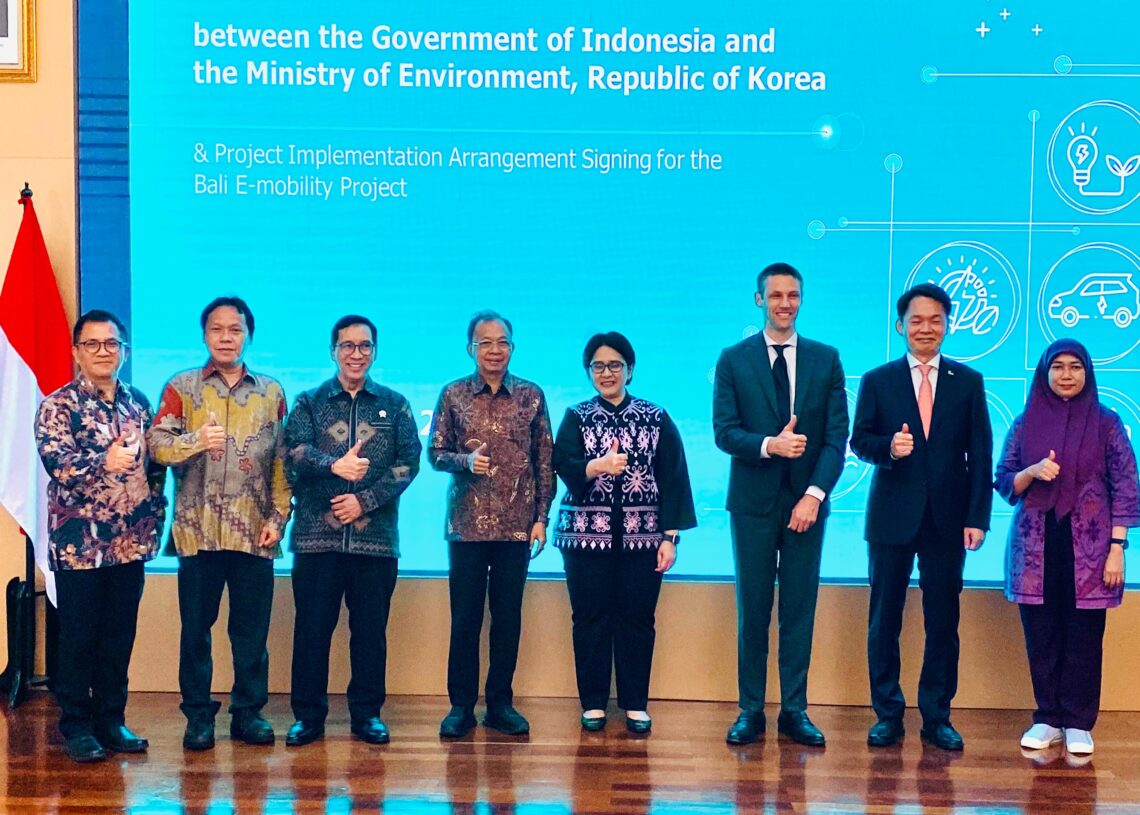 Gubernur Bali Wayan Koster (keempat dari kiri) saat acara MoU proyek Bali Electric Mobility antara Pemerintah Indonesia dan Korea Selatan. -IST