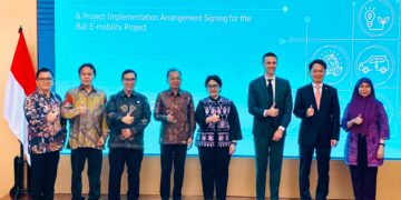 Gubernur Bali Wayan Koster (keempat dari kiri) saat acara MoU proyek Bali Electric Mobility antara Pemerintah Indonesia dan Korea Selatan. -IST