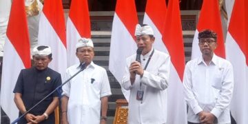 Kepala Badan Pengelola Kawasan Pura Agung Besakih I Gusti Lanang Muliarta (kedua dari kanan). -Balitopik.com