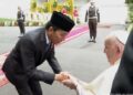 Jokowi saat salami Paus Fransiskus di Istana Negara Jakarta, Rabu (4/9/2024). -YouTube Setpres