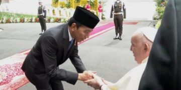 Jokowi saat salami Paus Fransiskus di Istana Negara Jakarta, Rabu (4/9/2024). -YouTube Setpres