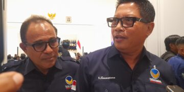 Ketua DPW NasDem Bali I Nengah Senantara didampingi Wakil Ketua bidang Media dan Komunikasi Publik, Agus Dei. -Balitopik.com