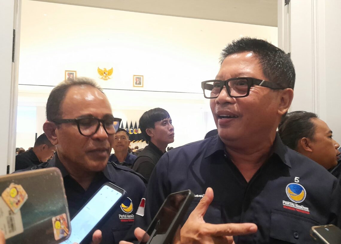 Ketua DPW NasDem Bali I Nengah Senantara didampingi Wakil Ketua bidang Media dan Komunikasi Publik, Agus Dei. -Balitopik.com