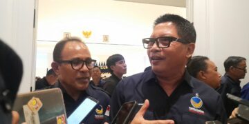 Ketua DPW NasDem Bali I Nengah Senantara didampingi Wakil Ketua bidang Media dan Komunikasi Publik, Agus Dei. -Balitopik.com