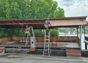 Salah satu bangunan kuliner seafood di Kelurahan Serangan sedang dibongkar mandiri. -Balitopik.com