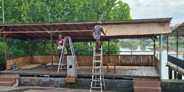 Salah satu bangunan kuliner seafood di Kelurahan Serangan sedang dibongkar mandiri. -Balitopik.com