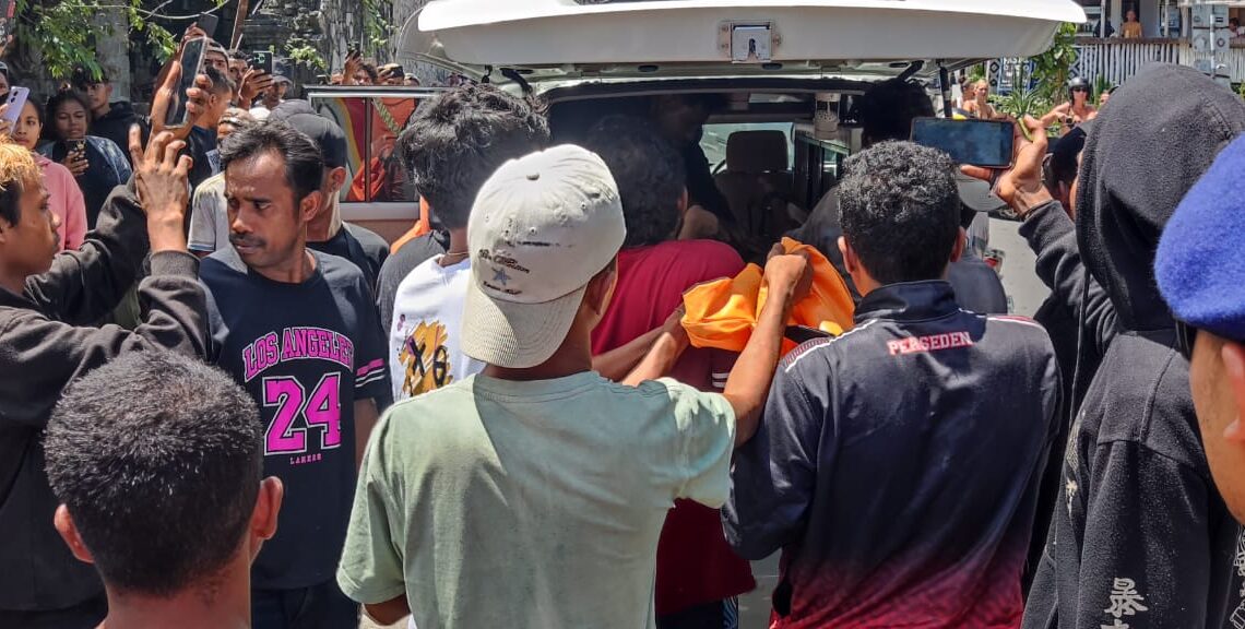 Proses evakuasi jasad Robinson Kaka ke Rumah Sakit Umum Prof. Ngoerah. -SAR Bali