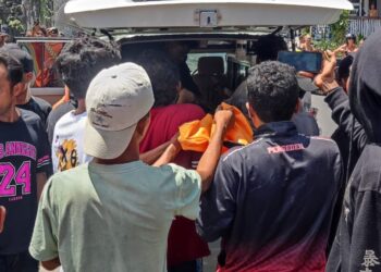 Proses evakuasi jasad Robinson Kaka ke Rumah Sakit Umum Prof. Ngoerah. -SAR Bali