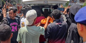 Proses evakuasi jasad Robinson Kaka ke Rumah Sakit Umum Prof. Ngoerah. -SAR Bali