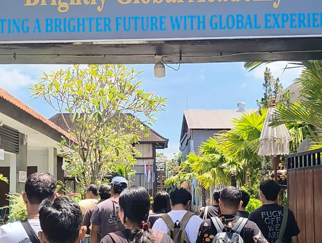 8 siswa yang gagal magang ke Australia saat mendatangi LPK Brightly Global Academy. -IST