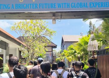 8 siswa yang gagal magang ke Australia saat mendatangi LPK Brightly Global Academy. -IST