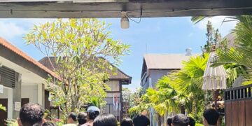 8 siswa yang gagal magang ke Australia saat mendatangi LPK Brightly Global Academy. -IST