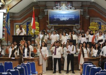 Herman Umbu Billy saat melantik Pengurus Paguyuban Mahasiswa Nusa Tenggara Timur (PMNTT) Universitas Udayana periode 2025–2026. Balitopik.com