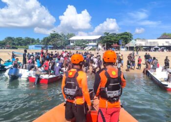 Proses evakuasi korban kecelakaan jukung di Tanjung Benoa, Kuta Selatan. -SAR Bali
