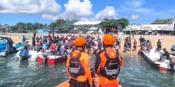 Proses evakuasi korban kecelakaan jukung di Tanjung Benoa, Kuta Selatan. -SAR Bali