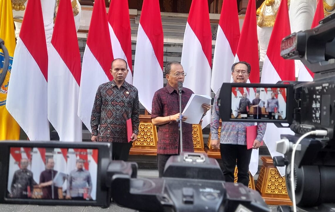 Gubernur Bali Wayan Koster saat membacakan SE Nomor 09 Tahun 2025. -Balitopik.com