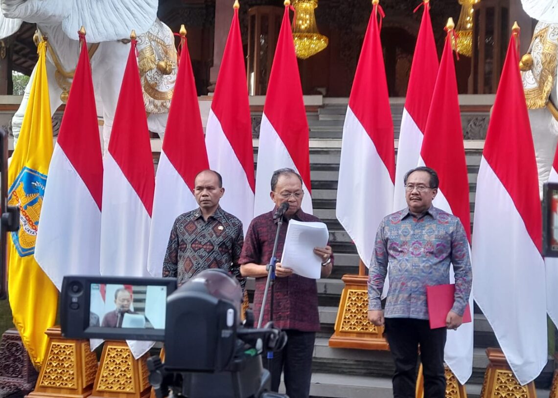 Gubernur Bali Wayan Koster saat membacakan SE Nomor 09 Tahun 2025. -Balitopik.com