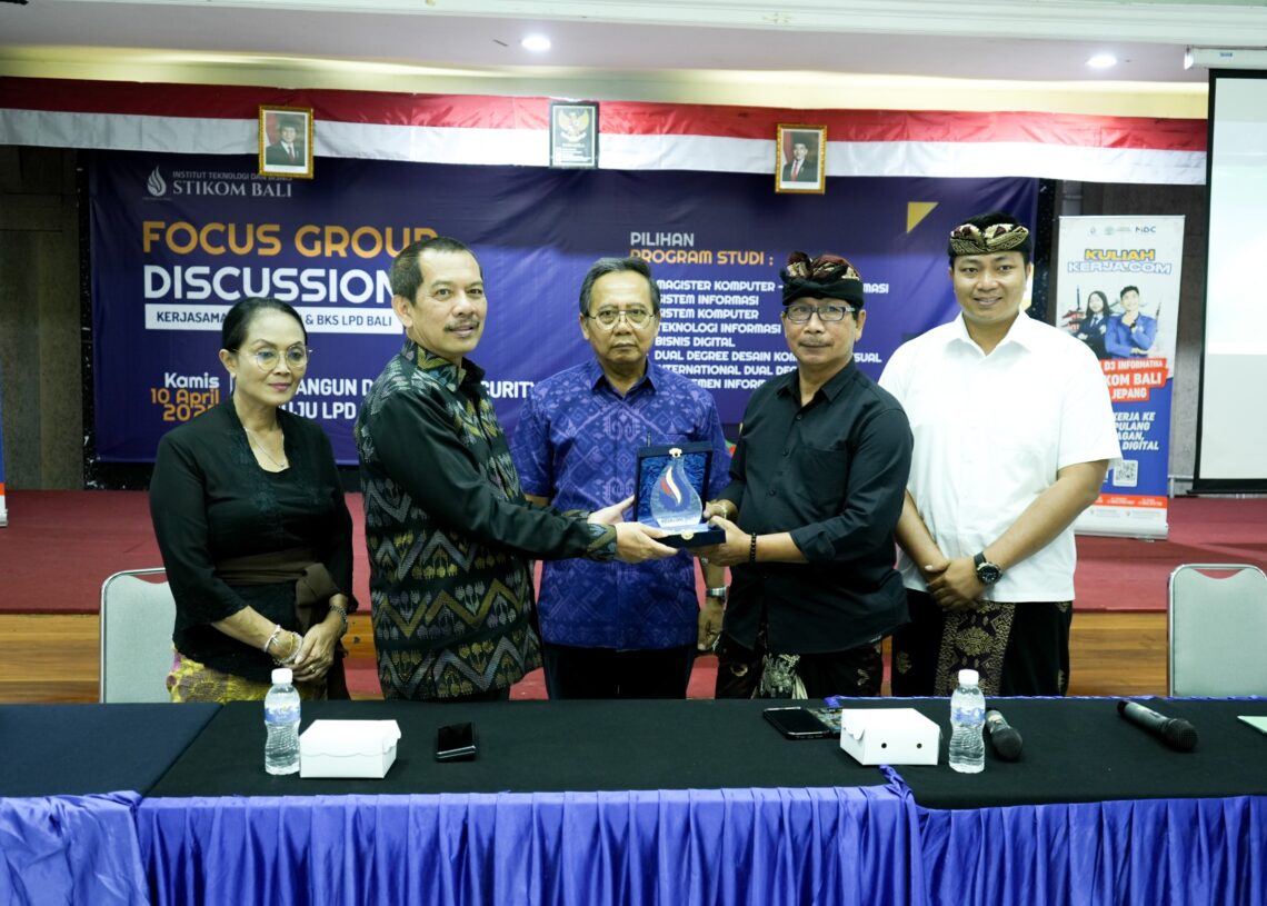 Rektor ITB Stikom Bali Dadang Hermawan (kedua dari kiri) dan pihak LPD Bali. -Humas ITB Stikom Bali