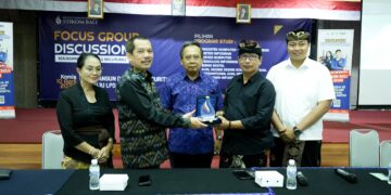 Rektor ITB Stikom Bali Dadang Hermawan (kedua dari kiri) dan pihak LPD Bali. -Humas ITB Stikom Bali