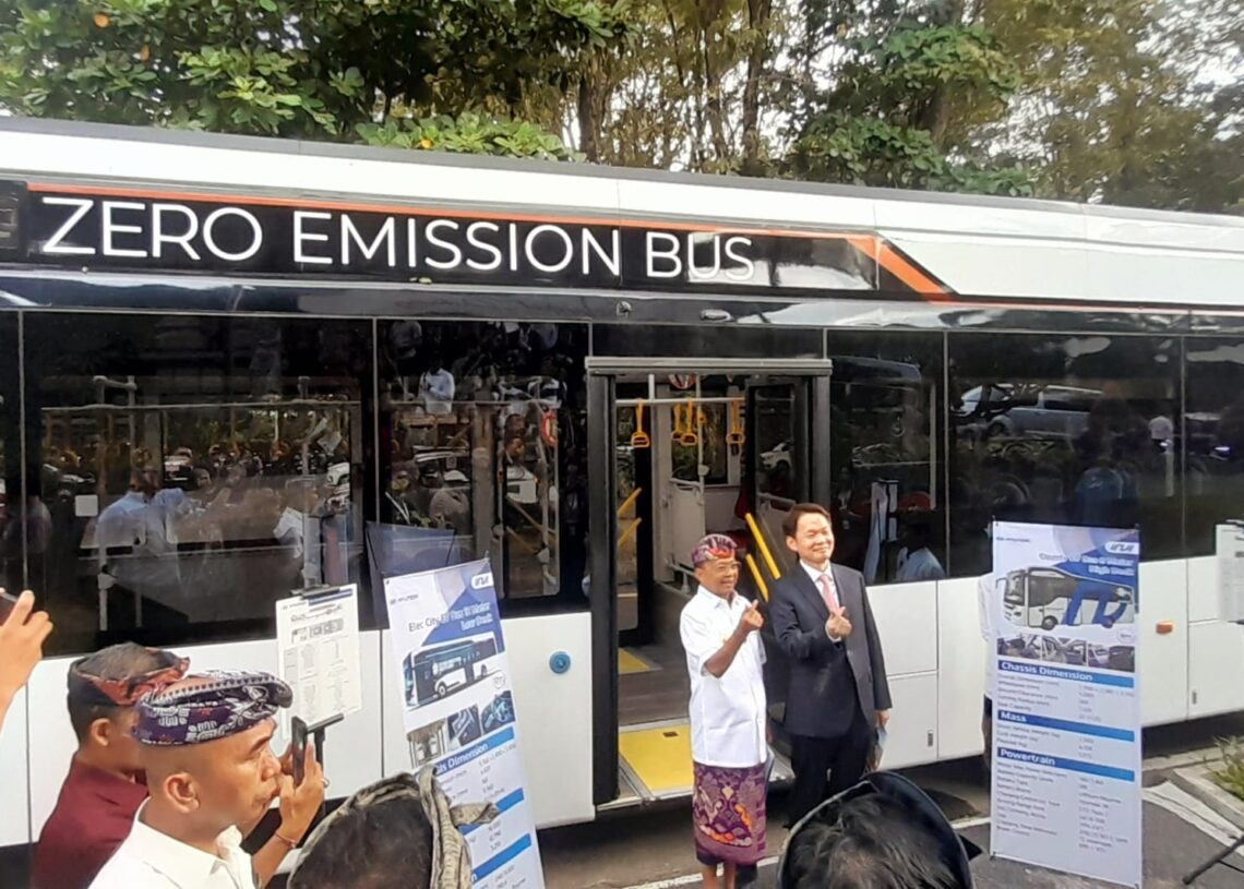 Gubernur Bali Wayan Koster saat berpose dengan display bus listrik. -Balitopik.com