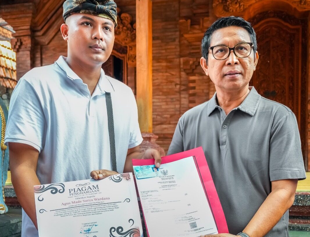 Bupati Badung I Wayan Adi Arnawa saat menyerahkan akta kenatian dan piagam penghargaan kepada ahli waris almarhumah Ni Kadek Emi Widyasari. -IST