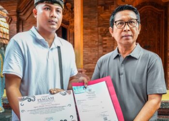 Bupati Badung I Wayan Adi Arnawa saat menyerahkan akta kenatian dan piagam penghargaan kepada ahli waris almarhumah Ni Kadek Emi Widyasari. -IST