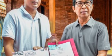 Bupati Badung I Wayan Adi Arnawa saat menyerahkan akta kenatian dan piagam penghargaan kepada ahli waris almarhumah Ni Kadek Emi Widyasari. -IST