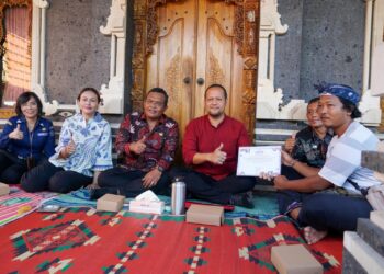 Wakil Bupati Badung saat serahkan akta kematian dan penghargaan kepada keluarga almarhum. -Humas Badung