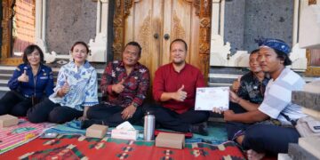 Wakil Bupati Badung saat serahkan akta kematian dan penghargaan kepada keluarga almarhum. -Humas Badung