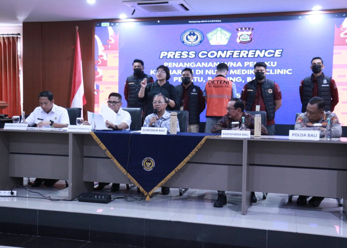 Gubernur Bali Wayan Koster (tengah) saat hadiri deportasi MM di Kantor Imigrasi Denpasar. -IST